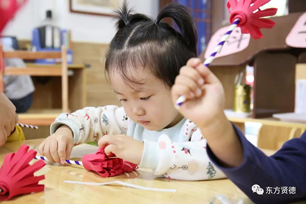 孩子们为爷爷奶奶做重阳节礼物