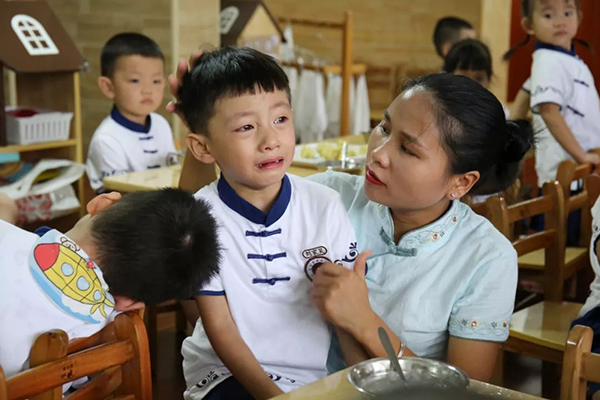 老师安慰哭泣的幼儿园小朋友