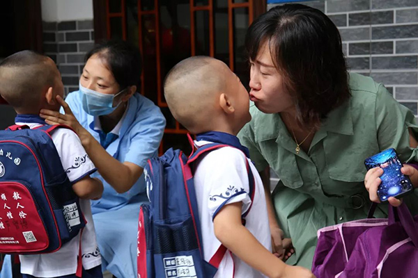 父母安慰哭泣的幼儿园小朋友