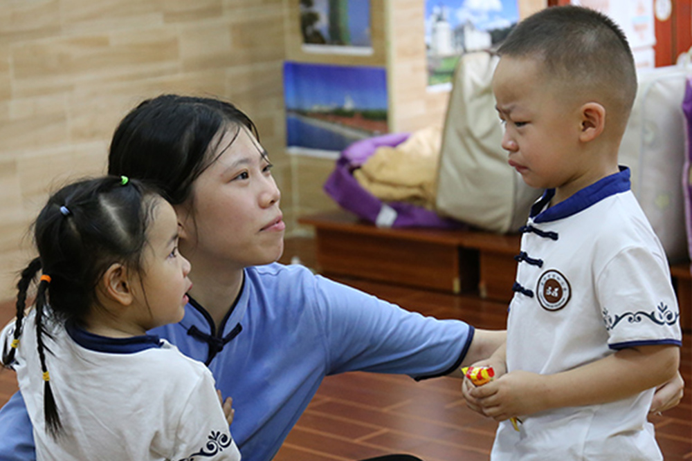 幼儿园开学老师安慰哭泣的小朋友