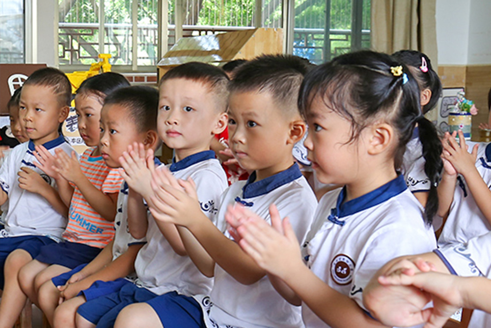 幼儿园开学认真的小朋友